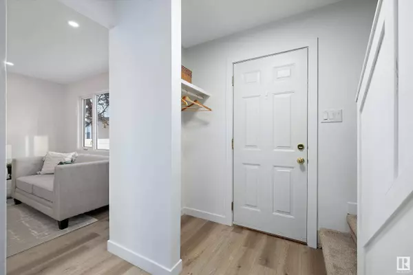 9C Twin TC NW, Edmonton, AB T6K 1V4