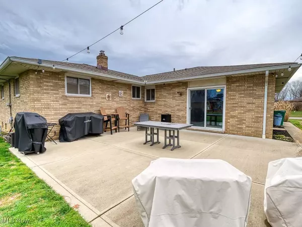 6122 Saint Francis DR, Seven Hills, OH 44131