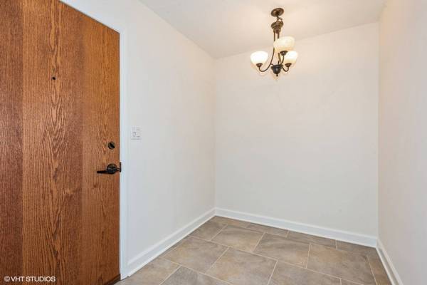 5830 Oakwood DR #1E, Lisle, IL 60532