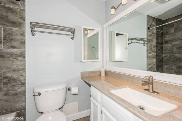 5830 Oakwood DR #1E, Lisle, IL 60532