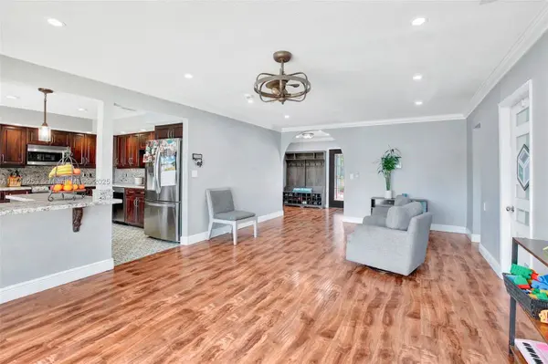 10477 SW 49th Pl, Cooper City, FL 33328