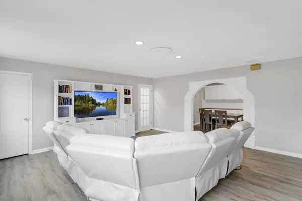 811 Sumac DR, Streamwood, IL 60107