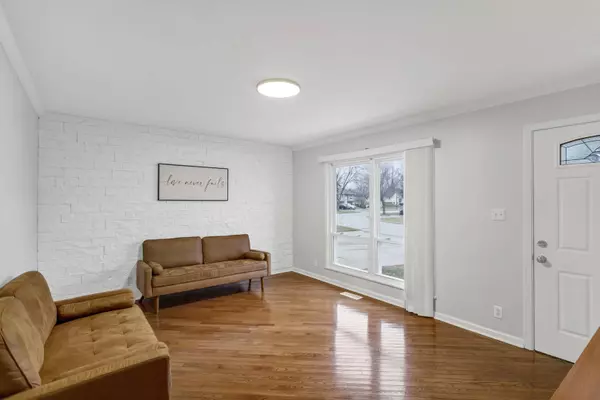 811 Sumac DR, Streamwood, IL 60107