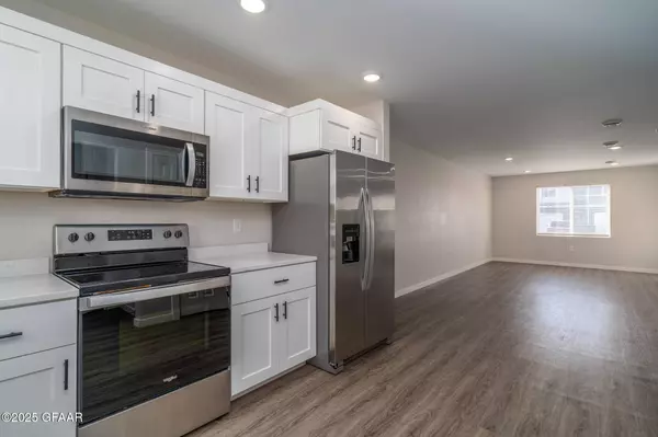 1079 THAMES CT, Grand Forks, ND 58203