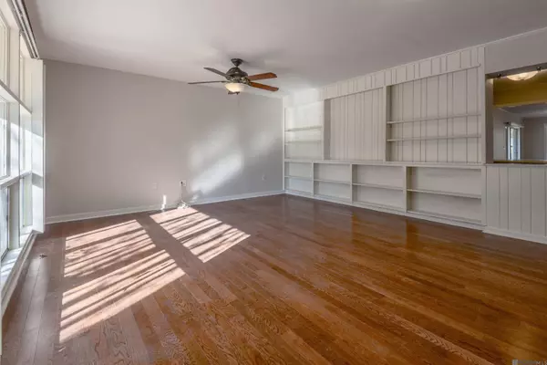 9925 S RIVEROAKS DR, Baton Rouge, LA 70815