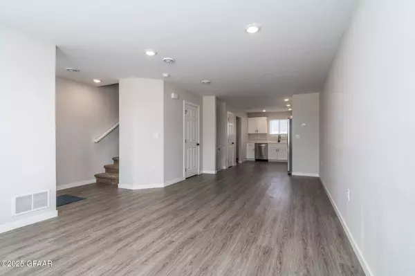 1079 THAMES CT, Grand Forks, ND 58203