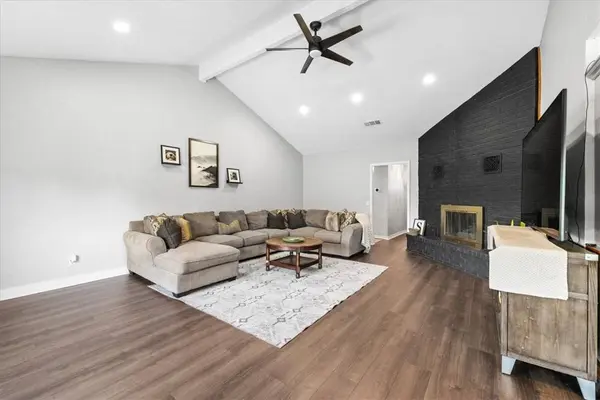 909 W Callahan Dr, Rogers, AR 72758