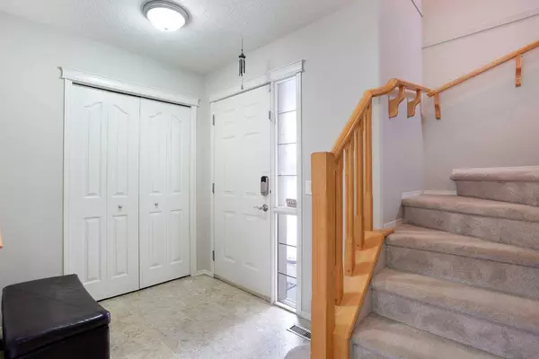 209 Douglas Glen BLVD SE, Calgary, AB T2Z 3Y4