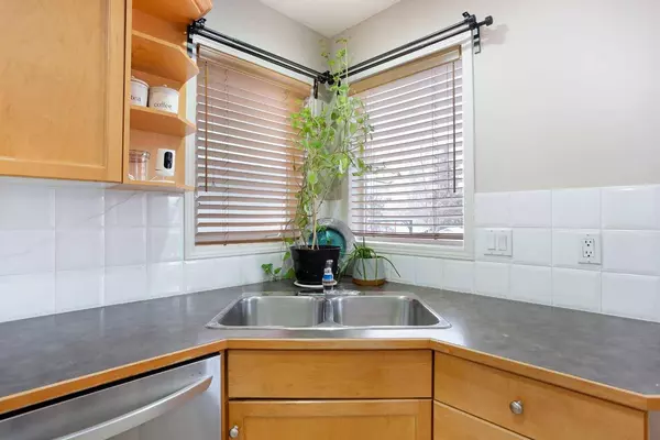 209 Douglas Glen BLVD SE, Calgary, AB T2Z 3Y4