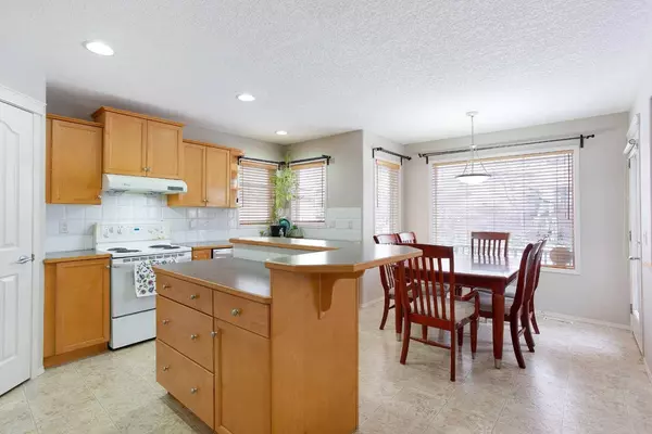 209 Douglas Glen BLVD SE, Calgary, AB T2Z 3Y4