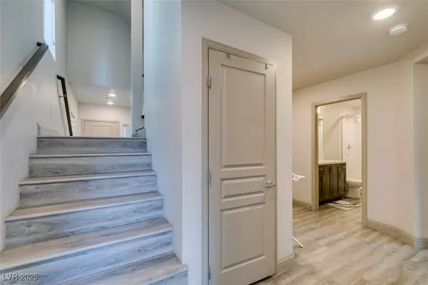 8016 Haywood Estate Avenue, Las Vegas, NV 89113