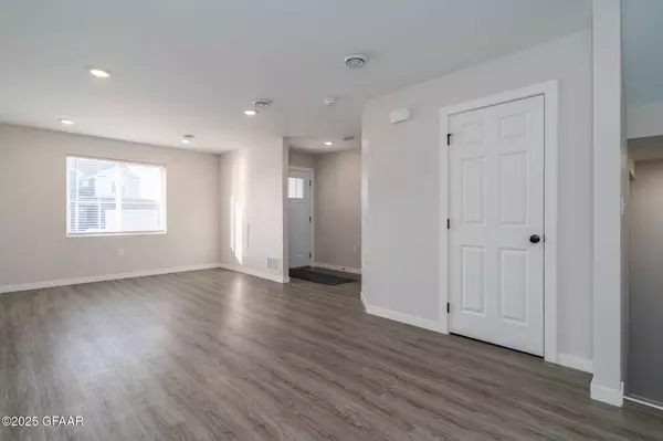 1079 THAMES CT, Grand Forks, ND 58203