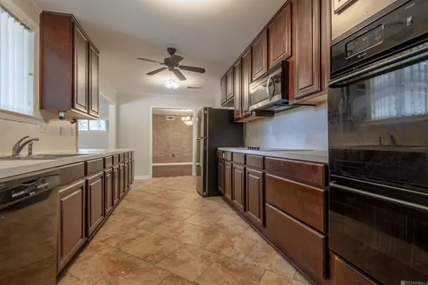 9925 S RIVEROAKS DR, Baton Rouge, LA 70815