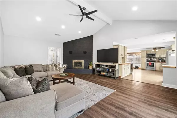 909 W Callahan Dr, Rogers, AR 72758