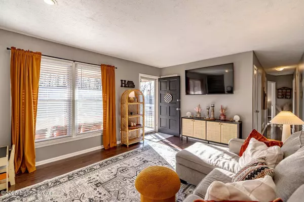 8208 Flicker Pl, Louisville, KY 40214