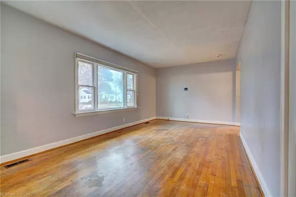 2225 Wintergreen DR, Chesapeake, VA 23323