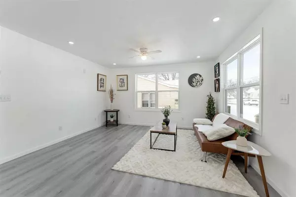 158 1/2 Sherman St, Muscatine, IA 52761