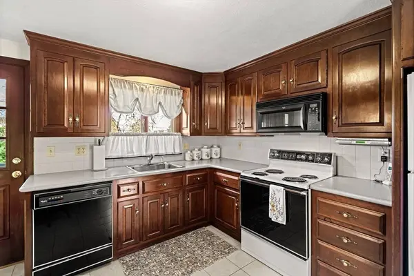 30 Mill Pond Ln, Norwood, MA 02062