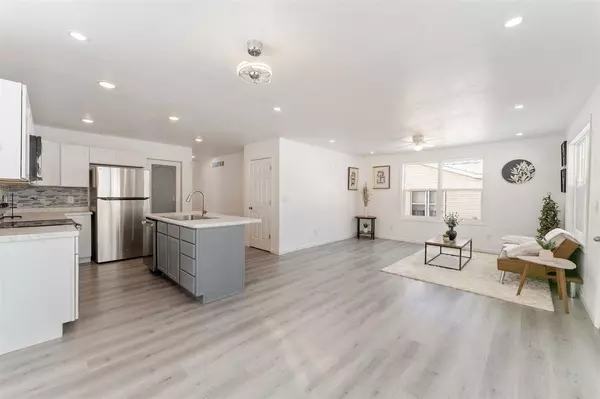 158 1/2 Sherman St, Muscatine, IA 52761