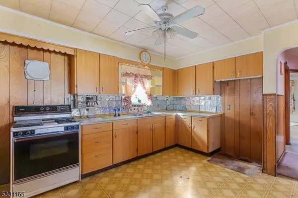 31 Morse Lake Rd, Bloomingdale Boro, NJ 07403