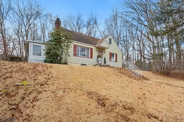 31 Morse Lake Rd, Bloomingdale Boro, NJ 07403