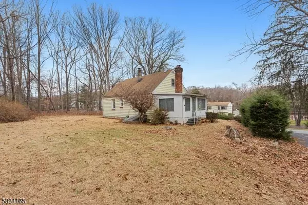 31 Morse Lake Rd, Bloomingdale Boro, NJ 07403