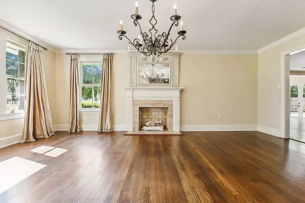 1744 Longwood Dr, Baton Rouge, LA 70808