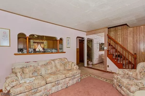 31 Morse Lake Rd, Bloomingdale Boro, NJ 07403