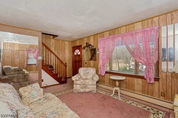 31 Morse Lake Rd, Bloomingdale Boro, NJ 07403