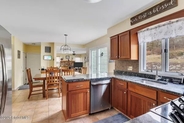 27 Barrington Court, Colonie, NY 12309