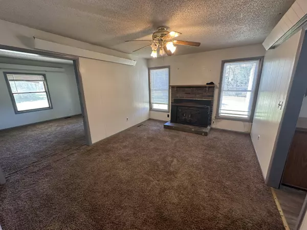 10001 Sunshine DR, Mountain Grove, MO 65711