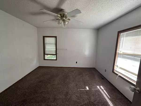 10001 Sunshine DR, Mountain Grove, MO 65711