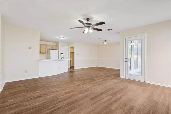 819 Ash Grove Drive, Desoto, TX 75115