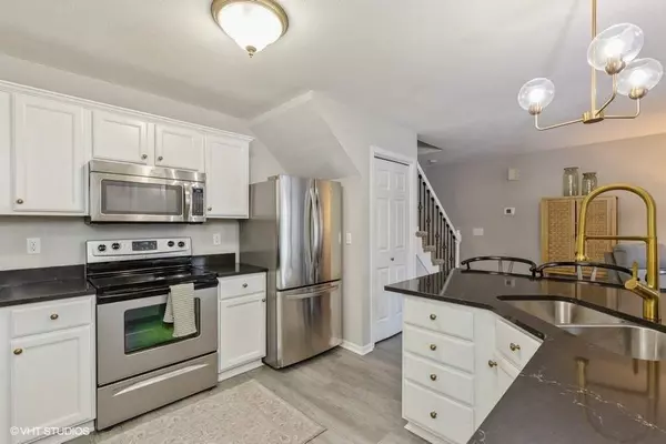 811 Burr Oaks Drive #206, West Des Moines, IA 50266