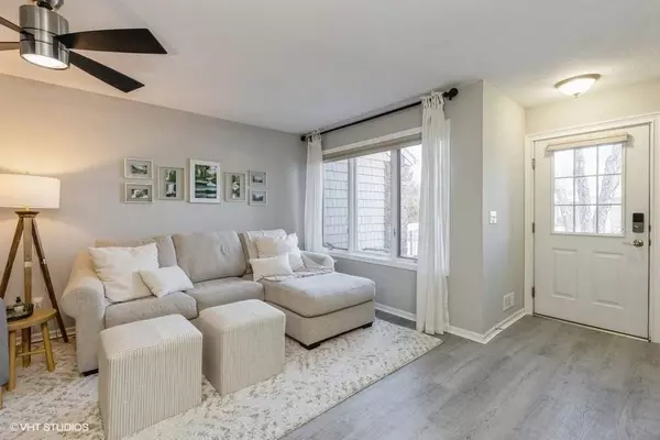 811 Burr Oaks Drive #206, West Des Moines, IA 50266