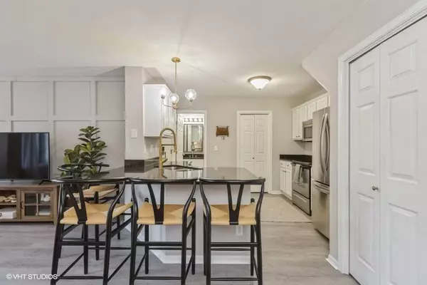 811 Burr Oaks Drive #206, West Des Moines, IA 50266