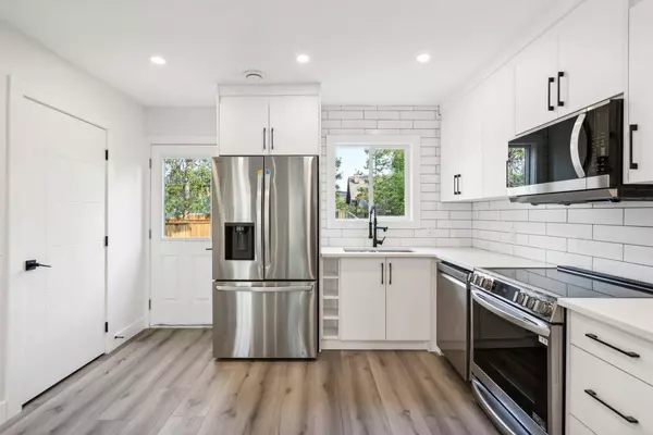 3008 15 AVE SW, Calgary, AB T3C 0Y6