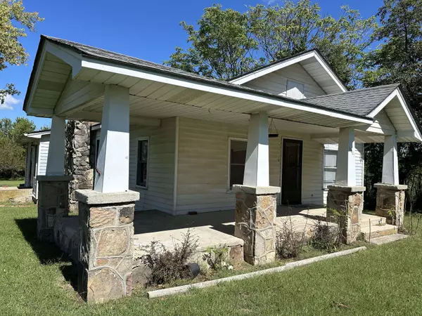 10001 Sunshine DR, Mountain Grove, MO 65711