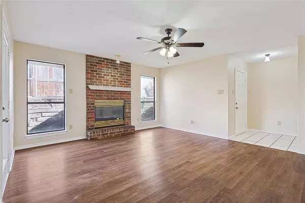 819 Ash Grove Drive, Desoto, TX 75115