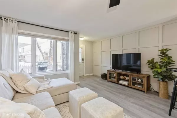 811 Burr Oaks Drive #206, West Des Moines, IA 50266