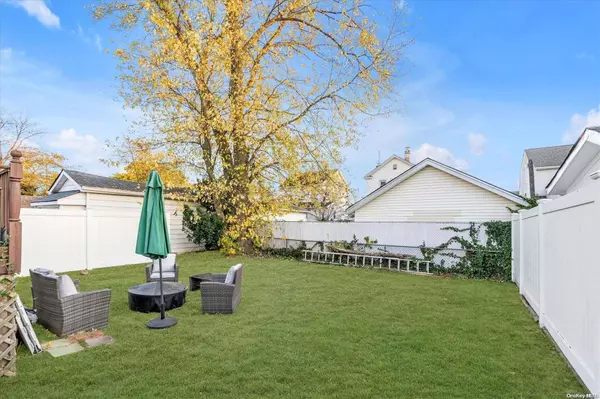 14 Pine LN, Valley Stream, NY 11581