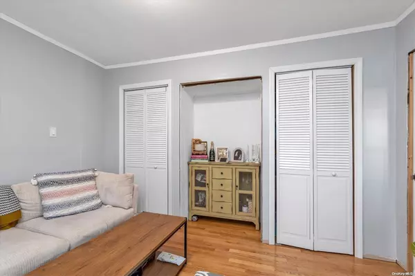 14 Pine LN, Valley Stream, NY 11581