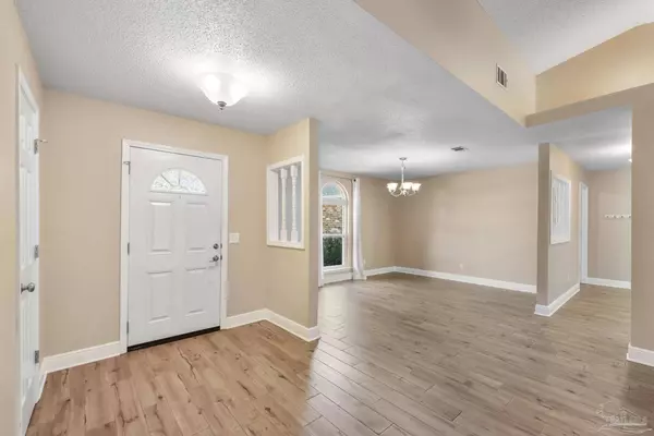 6851 Community Dr, Pensacola, FL 32526