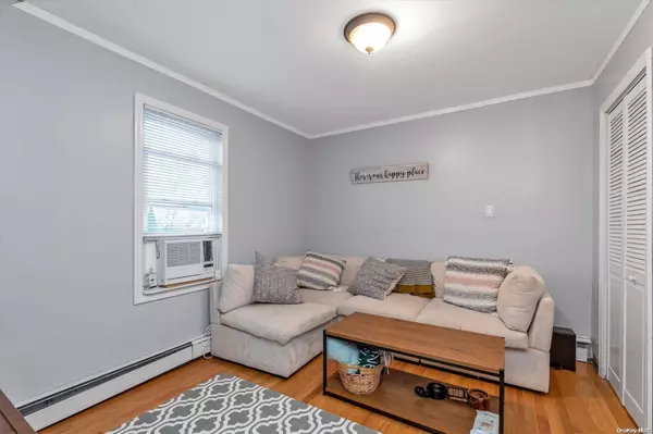 14 Pine LN, Valley Stream, NY 11581