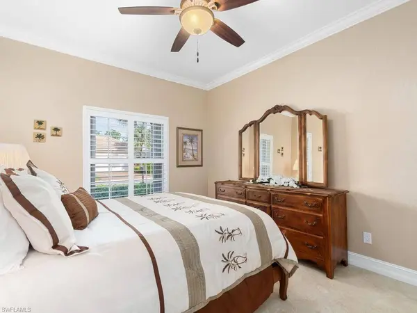 284 Glen Eagle CIR, Naples, FL 34104