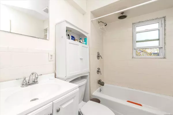 14 Pine LN, Valley Stream, NY 11581