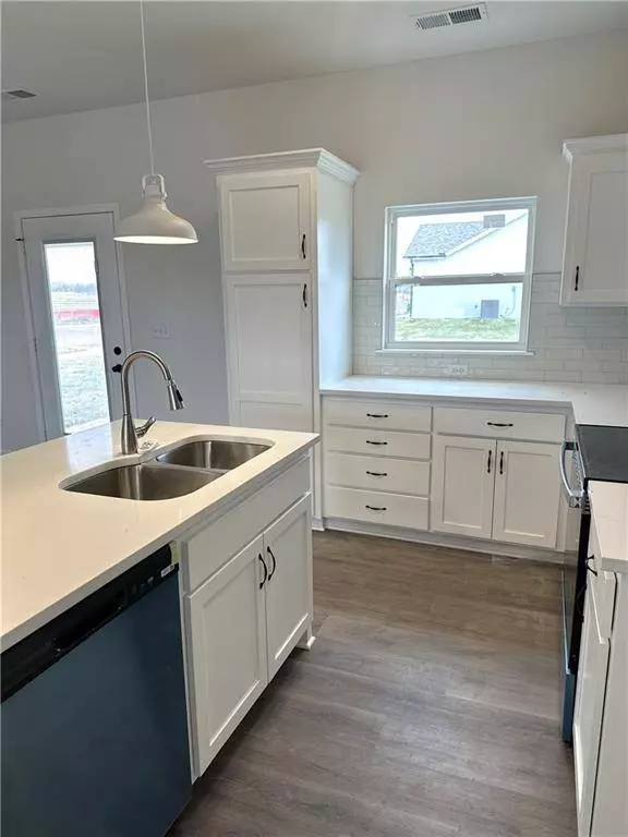 1315 NE Redwood CT, Oak Grove, MO 64075