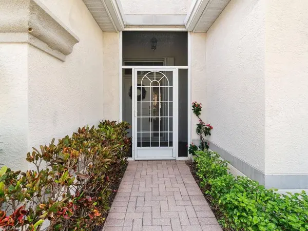 284 Glen Eagle CIR, Naples, FL 34104