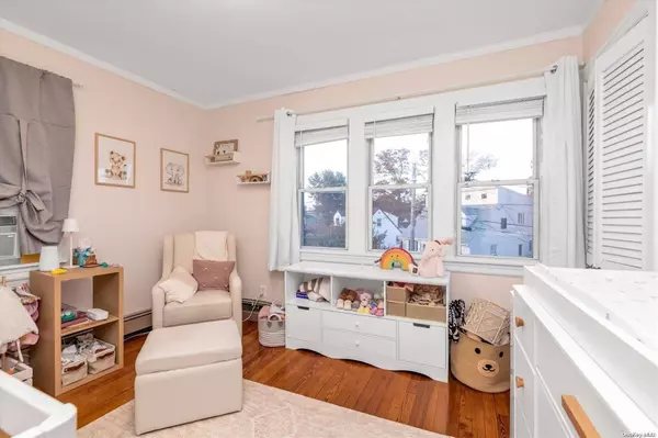 14 Pine LN, Valley Stream, NY 11581