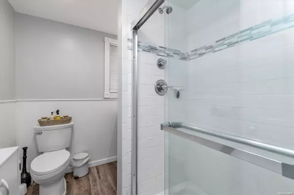 14 Pine LN, Valley Stream, NY 11581